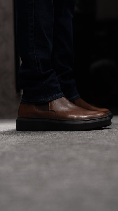 Bota Chelsea marrom.