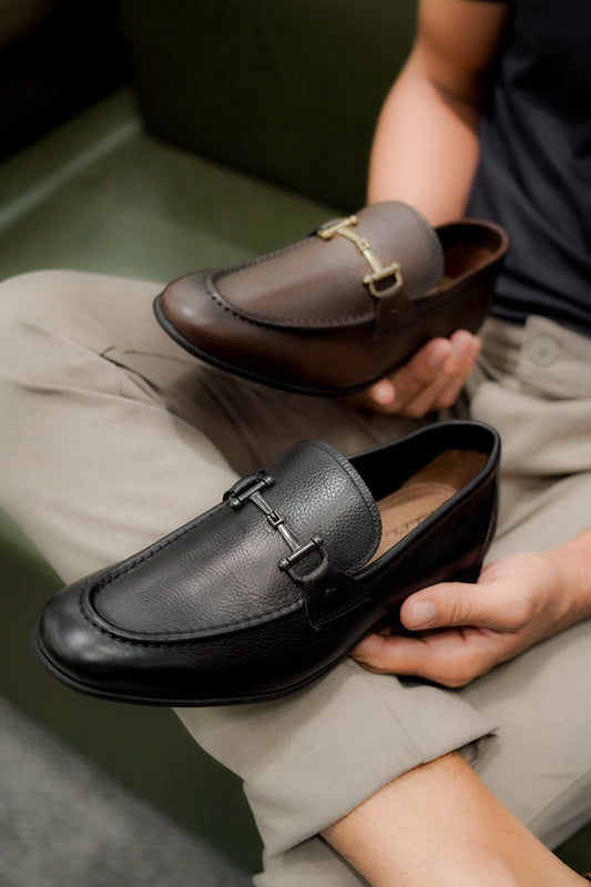 Loafer social.