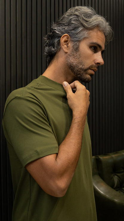 Camiseta gola mais alta algodão egípcio verde.