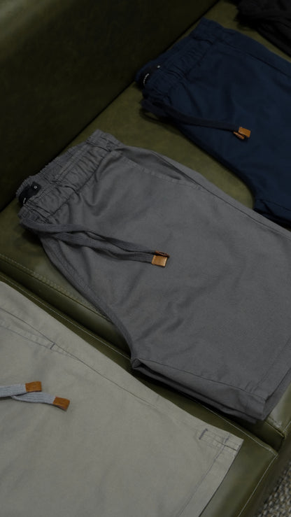 Short sarja cinza escuro.