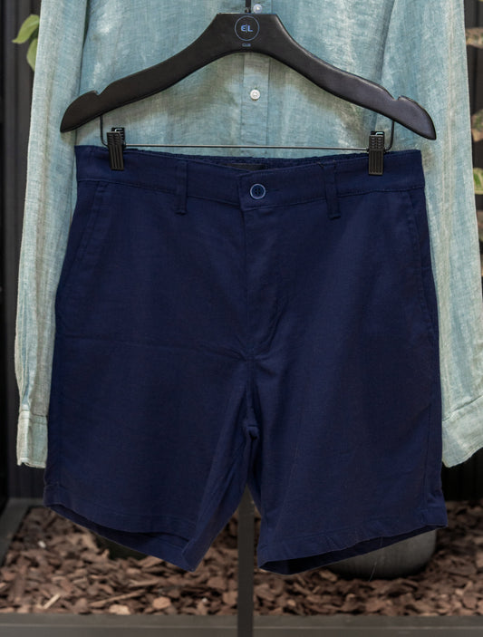 Bermuda linho marinho.