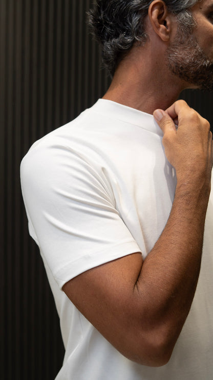 Camiseta gola mais alta algodão egípcio branca.
