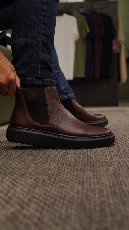 Bota Chelsea marrom.