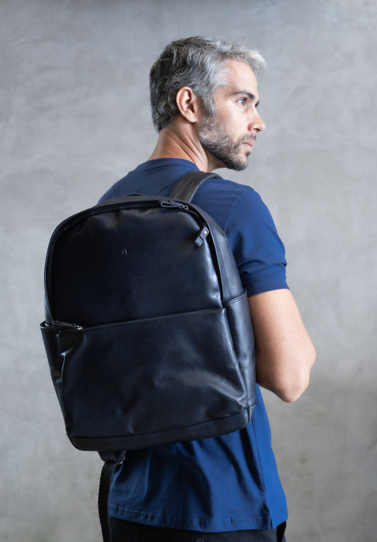 Mochila couro marinho.