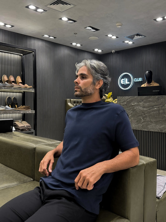 Camiseta gola mais alta algodão egípcio marinho.