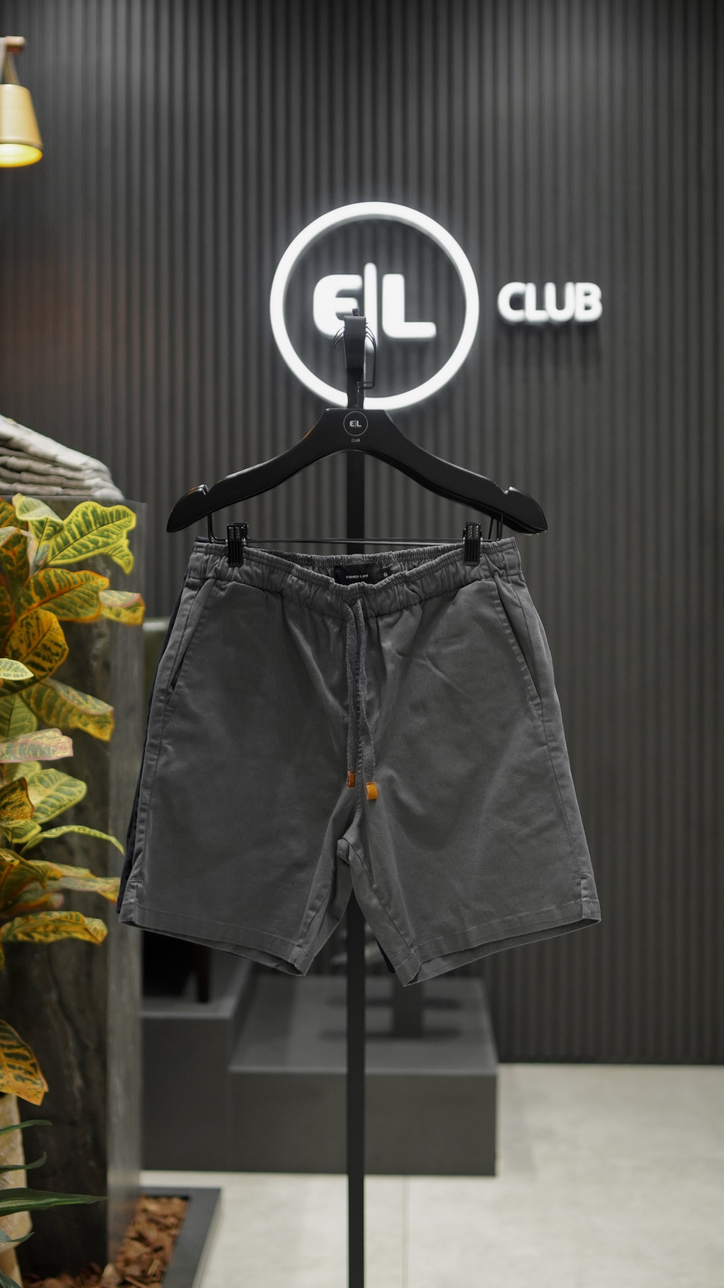 Short sarja cinza escuro.