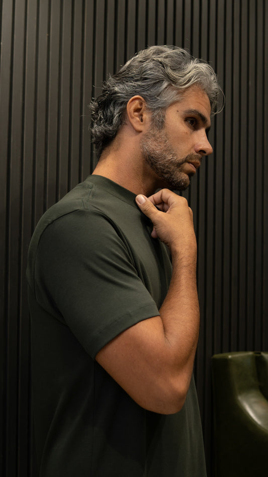 Camiseta gola mais alta algodão egípcio verde floresta.